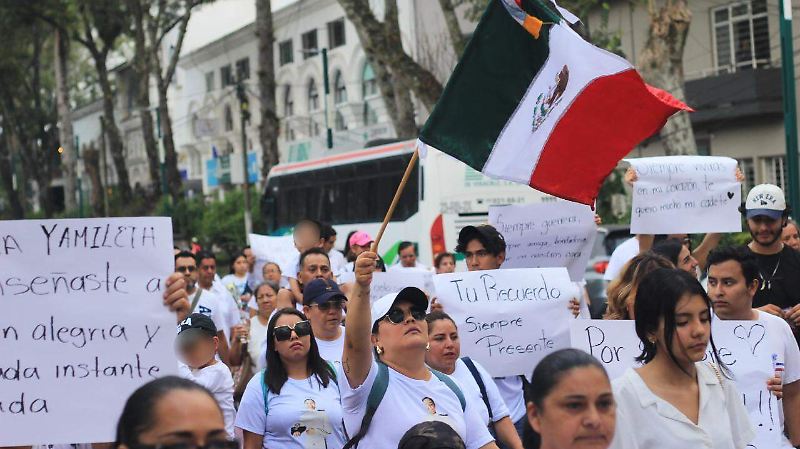 Rinden homenaje a la cadete América Yamileth durante marcha en Xalapa